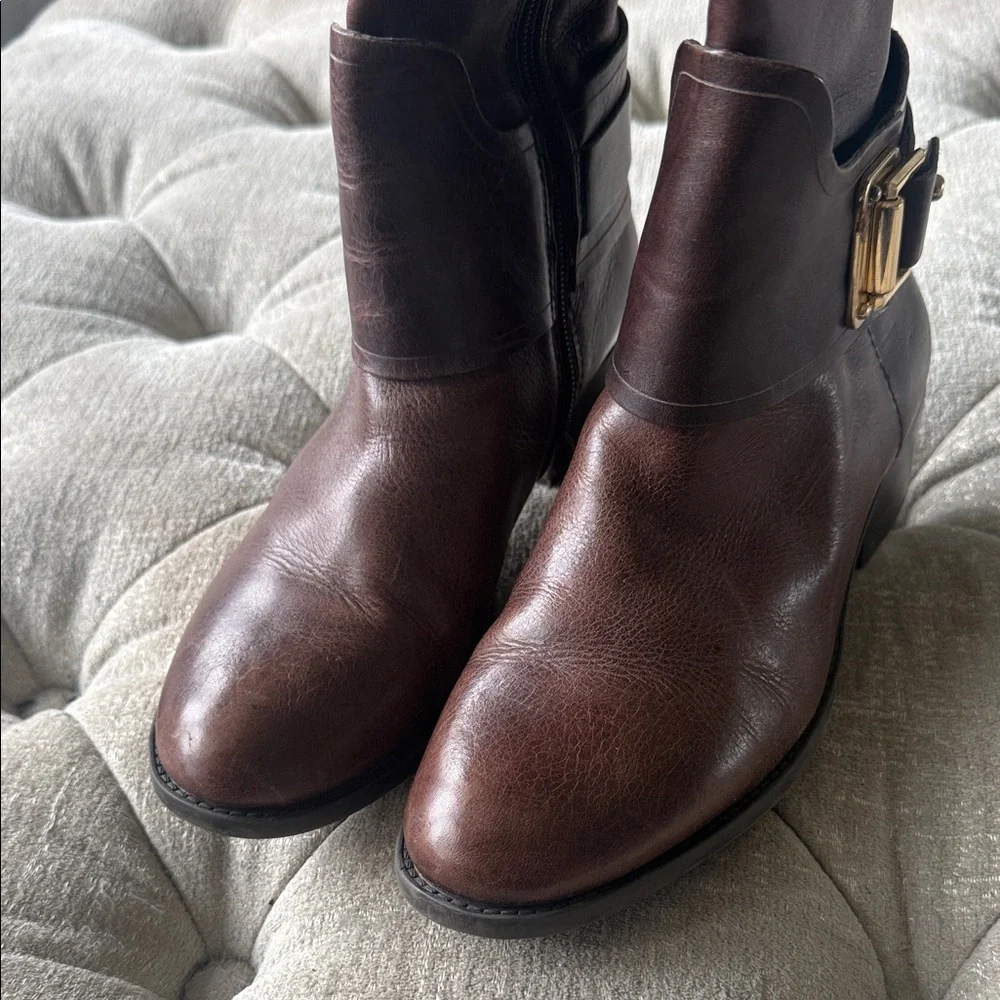 Vince‎ Camuto Women’s 7 Dark Brown Leather with Gold Buckle